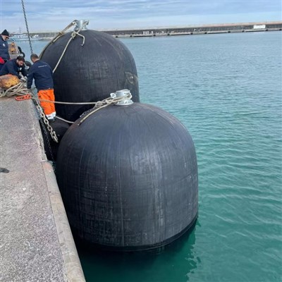 Półzanurzalny odbijacz pneumatyczny dla marynarki wojennej